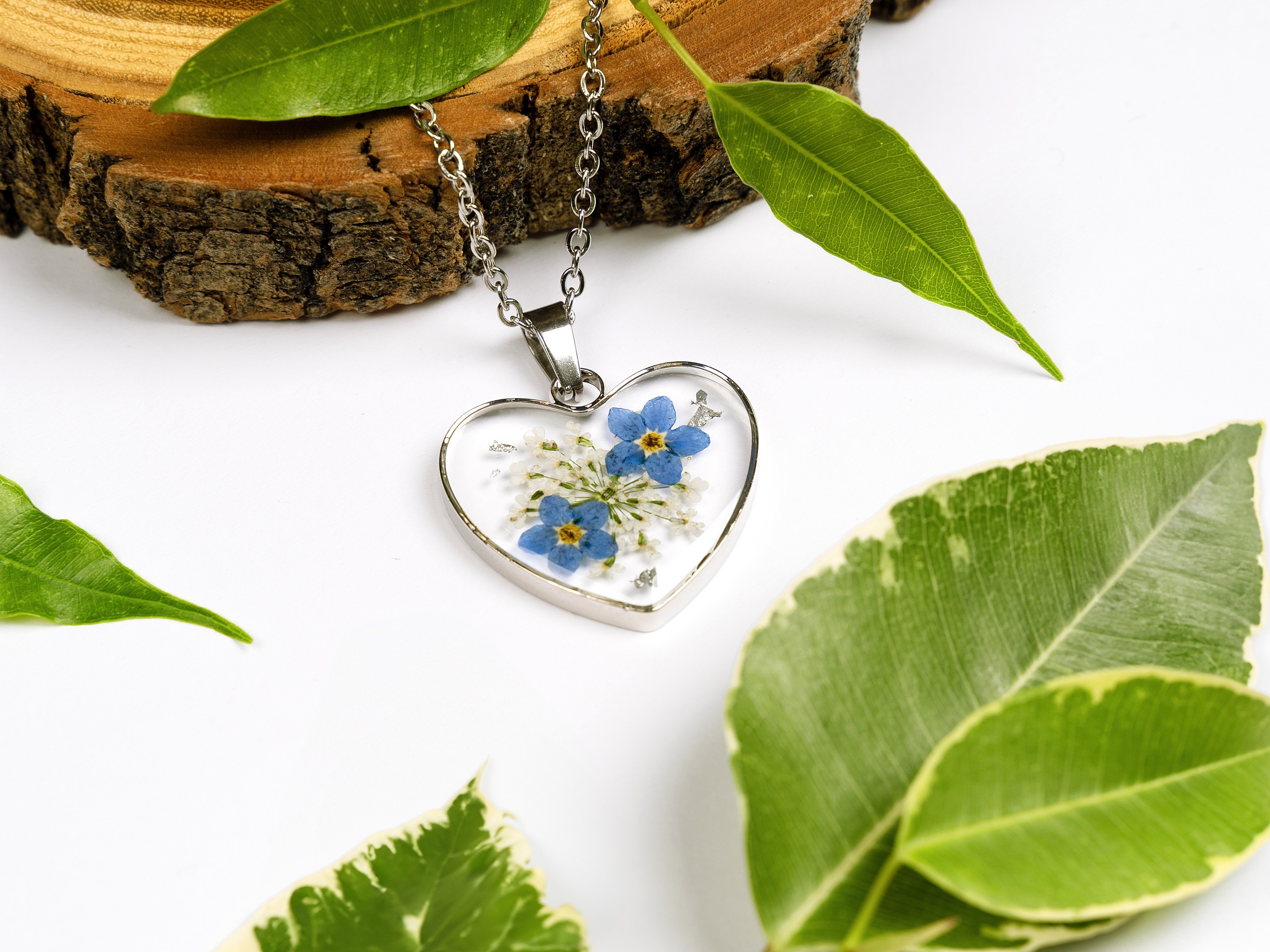 Květinové šperky z pravých květin a pryskyřice pomněnkové srdce